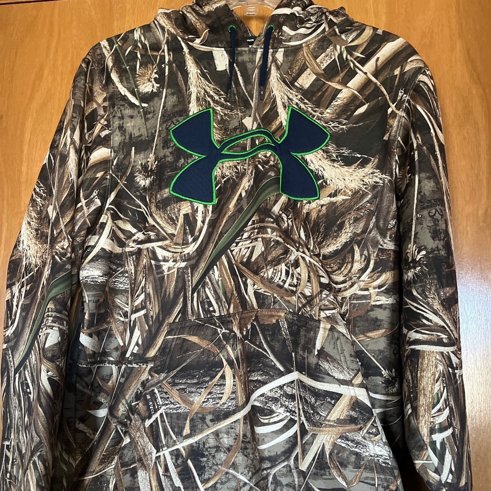 Men/women’s medium Under Armour hoodie camo